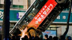 [Vidéo] Chine: un bus englouti au milieu de la chaussée, 6 morts