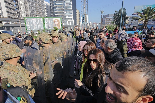 -Des manifestants libanais anti-gouvernementaux se réunissent dans la ville de Tripoli, dans le nord du pays, le 14 janvier 2020 pour dénoncer l'impasse politique et une crise économique paralysante. Photo par IBRAHIM CHALHOUB / AFP via Getty Images.