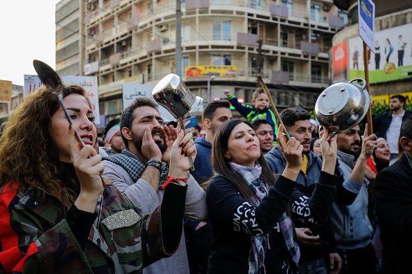 Des manifestants libanais anti-gouvernementaux frappent sur des casseroles et poêles lors d'une manifestation contre la corruption et la classe dirigeante à Tripoli, la capitale du nord du Liban, le 14 janvier 2020. (Photo : IBRAHIM CHALHOUB/AFP via Getty Images)