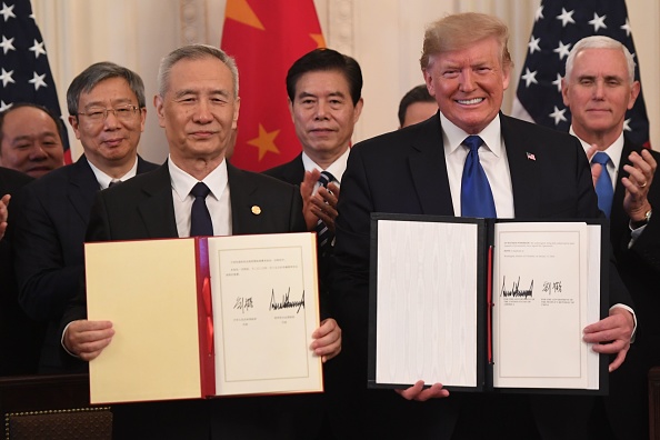 -Le vice-Premier ministre chinois Liu He et le président américain Donald Trump déplacent l'accord commercial signé entre les États-Unis et la Chine dans la salle Est de la Maison Blanche à Washington, DC, le 15 janvier 2020. Photo de SAUL LOEB / AFP via Getty Images.