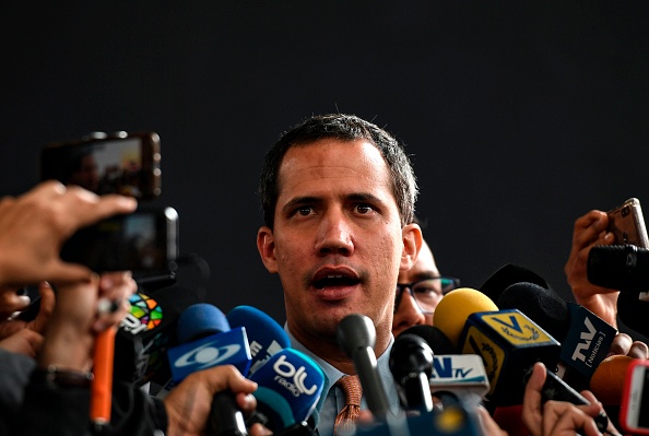 Le chef de l'opposition vénézuélienne et président par intérim  Juan Guaido s'entretient avec des journalistes avant de commencer une session plénière de l'Assemblée nationale à l'amphithéâtre El Hatillo de Caracas, le 15 janvier 2020. (Photo : YURI CORTEZ/AFP via Getty Images)