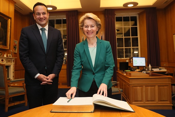 Le Premier ministre irlandais Leo Varadkar se tient aux côtés de la présidente de la Commission européenne, Ursula von der Leyen, alors qu'elle signe le livre d'or lors de leur réunion dans les bâtiments du gouvernement à Dublin, le 15 janvier 2020. (Photo : BRIAN LAWLESS/POOL/AFP via Getty Images)