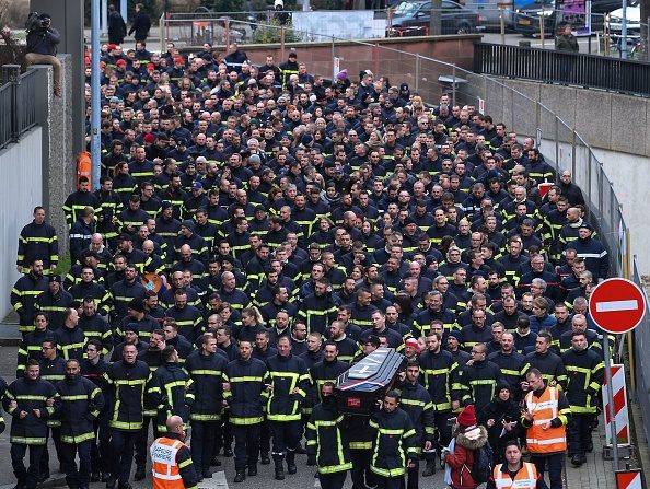 Des milliers de pompiers participent à une manifestation pour protester contre les attaques dont ils sont victimes lors des interventions. Le 17 janvier 2020 à Strasbourg. (Photo :  PATRICK HERTZOG/AFP via Getty Images)