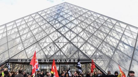 [Vidéos] Face à face tendu entre touristes et une poignée de grévistes bloquant le Louvre