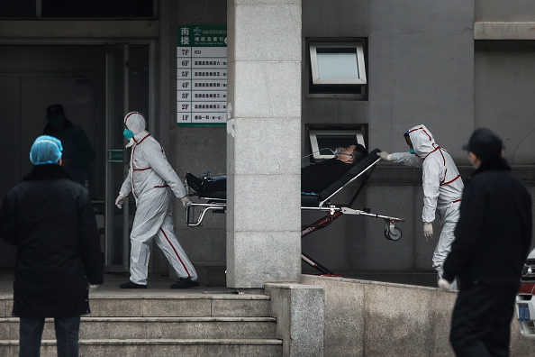 Le personnel médical transfère les patients à l'hôpital Jin Yintan le 17 janvier 2020 à Wuhan, Hubei, Chine. (Photo : Getty Images)