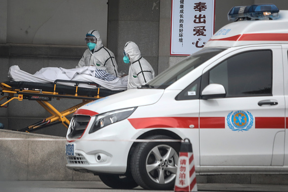 Le personnel médical transfère les patients à l'hôpital Jin Yintan le 17 janvier 2020 à Wuhan, Hubei, Chine. Les autorités locales ont confirmé qu'une deuxième personne dans la ville est décédée d'un virus de type pneumonie depuis le début de l'épidémie en décembre. (Photo : Getty Images)