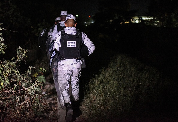 -Des membres de la Garde nationale mexicaine patrouillent à la frontière entre le Mexique et le Guatemala à Ciudad Hidalgo, dans l'État du Chiapas, au Mexique, le 17 janvier 2020, alors qu'une caravane de migrants honduriens devrait arriver. Photo par ISAAC GUZMAN / AFP via Getty Images.