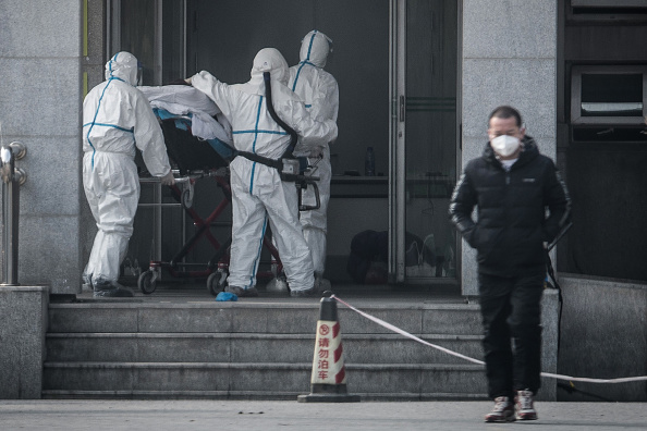 Des membres du personnel médical transportent un patient à l'hôpital de Jinyintan, où sont traités les patients infectés par un mystérieux virus semblable au SRAS, à Wuhan, dans la province centrale de Hubei, en Chine, le 18 janvier 2020. (Photo : STR/AFP via Getty Images)