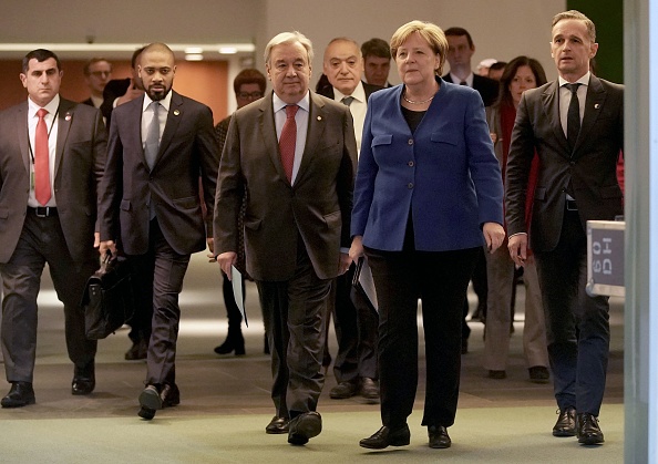 La chancelière allemande Angela Merkel, le ministre allemand des Affaires étrangères Heiko Maas (à droite) et le secrétaire général des Nations Unies (ONU) Antonio Guterres à la sortie d'une conférence de presse à l'issue d'un sommet pour la paix sur la Libye à la Chancellerie de Berlin le 19 janvier 2020. (Photo : MICHAEL KAPPELER/POOL/AFP via Getty Images)
