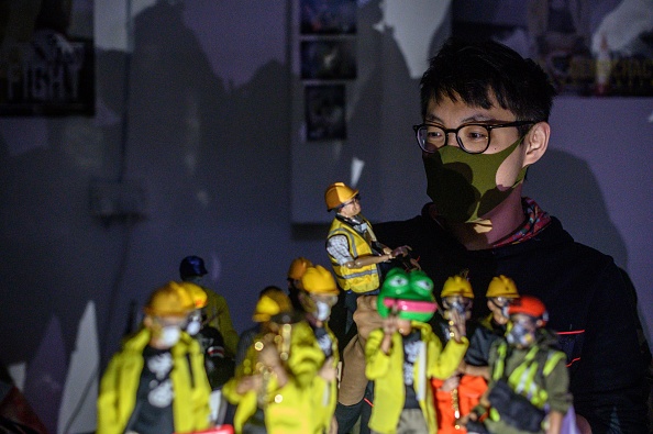 -Les figurines de manifestants de Hong Kong aux détails complexes sont devenues les derniers objets de collection incontournables alors que les magasins de jouets recréent les combats de rue du mouvement prodémocratie avec la police dans leurs étalages. Photo de PHILIP FONG / AFP via Getty Images.