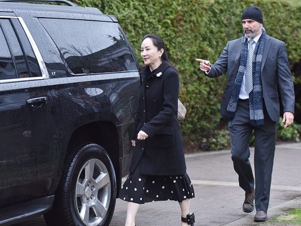 La directrice financière de Huawei, Meng Wanzhou, quitte son domicile de Vancouver pour commencer son audience d'extradition devant la Cour suprême de la Colombie-Britannique, le 20 janvier 2020 à Vancouver, Canada.(Photo : DON MACKINNON/AFP via Getty Images)