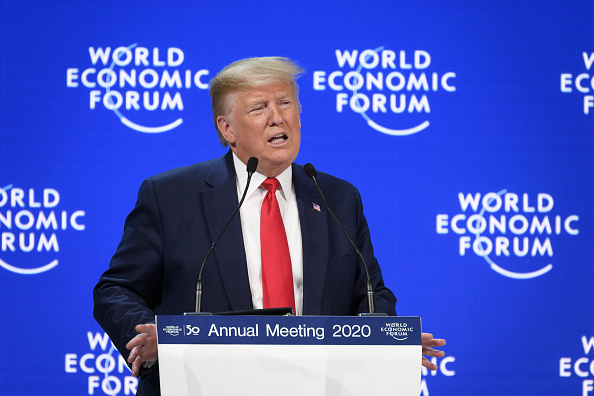 -Le président américain Donald Trump prononce un discours au centre des congrès lors de la réunion annuelle du Forum économique mondial (WEF) à Davos, le 21 janvier 2020. Photo de Fabrice COFFRINI / AFP via Getty Images.