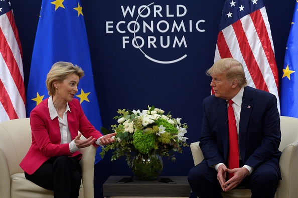 Le président américain Donald Trump s'entretient avec la présidente de la Commission européenne, Ursula von der Leyen, avant leur rencontre au Forum économique mondial de Davos, le 21 janvier 2020. (Photo : JIM WATSON/AFP via Getty Images)