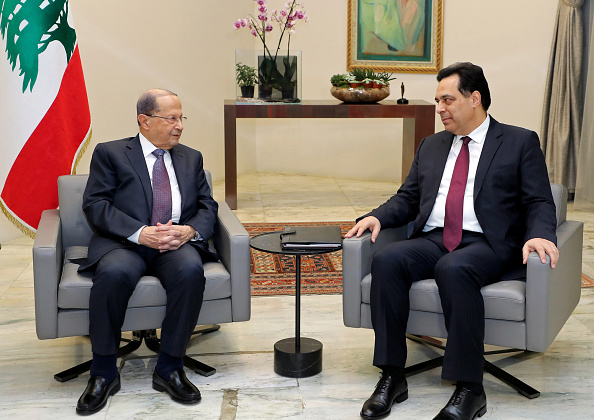 Le président libanais Michel Aoun (gauche) rencontre le Premier ministre désigné Hassan Diab au palais présidentiel de Baabda, à Beyrouth, le 21 janvier 2020.(Photo : AFP via Getty Images)