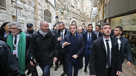La négation d’Israël tient de l’antisémitisme, dit Macron à Jérusalem