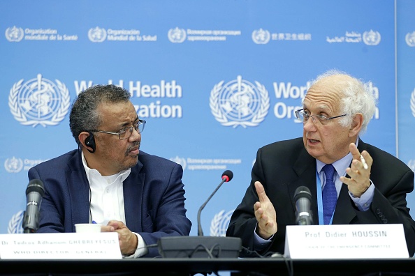 Le directeur général de l'Organisation mondiale de la santé (OMS), Tedros Adhanom Ghebreyesus (gauche), écoute le professeur Didier Houssin, président du comité d'urgence, lors d'une conférence de presse à la suite d'une réunion du comité d'urgence sur le virus  qui se propage en Chine et autres nations, à Genève le 22 janvier 2020. (Photo : PIERRE ALBOUY/AFP via Getty Images)