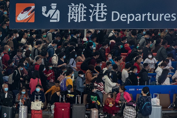 Des voyageurs portant des masques de protection font la queue dans le hall de départ de la gare de West Kowloon à Hong Kong le 23 janvier 2020. (Photo : Philip FONG / AFP) (Photo by PHILIP FONG/AFP via Getty Images)