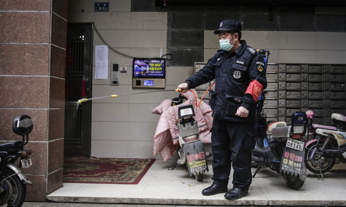 Un service de sécurité utilise de l'alcool pour désinfecter une collectivité à Wuhan, en Chine, le 23 janvier 2020. (Getty Images)