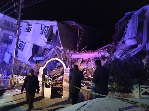 Les services de sauvetage et la police turcs inspectent le bâtiment effondré à la suite d'un tremblement de terre de magnitude 6,8 à Elazig, dans l'est de la Turquie le 24 janvier 2020, tuant plusieurs personnes selon le ministère turc de l'Intérieur. (Photo : DHA/DHA/AFP via Getty Images)