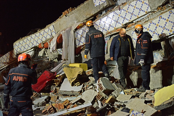 Des fonctionnaires et des policiers turcs travaillent sur les lieux d'un bâtiment effondré à la suite d'un tremblement de terre de magnitude 6,8 à Elazig, dans l'est de la Turquie le 24 janvier 2020. (Photo : ILYAS AKENGIN/AFP via Getty Images)