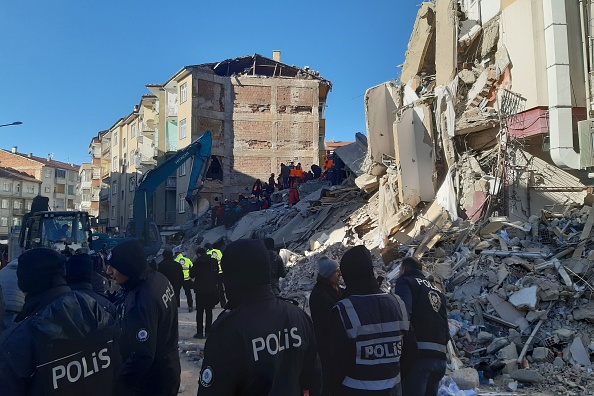 Un bâtiment effondré suite à un tremblement de terre de magnitude 6,8 à Elazig, dans l'est de la Turquie, le 25 janvier 2020. (Photo : ALI HAYDAR GOZLU/AFP via Getty Images)