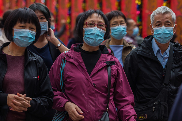 Des personnes portant des masques visitent le temple Wong Tai Sin le premier jour du nouvel an lunaire du Rat à Hong Kong le 25 janvier 2020, à titre préventif à la suite d'une épidémie de coronavirus qui a commencé dans la ville chinoise de Wuhan. Hong Kong, le 25 janvier, a déclaré une nouvelle épidémie de coronavirus comme une "urgence" - le niveau d'alerte le plus élevé de la ville. (Photo : DALE DE LA REY/AFP via Getty Images)