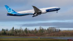 Le Boeing 777X prend enfin son envol après un long retard et une météo capricieuse