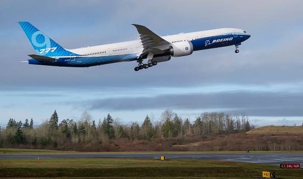 Un Boeing 777X décolle pour son premier vol à Paine Field le 25 janvier 2020 à Everett, Washington. (Photo : Stephen Brashear/Getty Images)