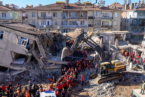 -Les secouristes retirent les cadavres des décombres d'un immeuble après un tremblement de terre à Elazig, dans l'est de la Turquie, le 26 janvier 2020. Photo par BULENT KILIC / AFP via Getty Images.