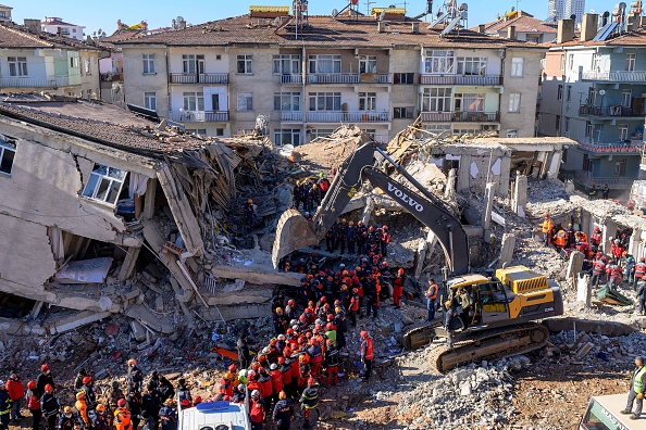 -Les secouristes retirent les cadavres des décombres d'un immeuble après un tremblement de terre à Elazig, dans l'est de la Turquie, le 26 janvier 2020. Photo par BULENT KILIC / AFP via Getty Images.