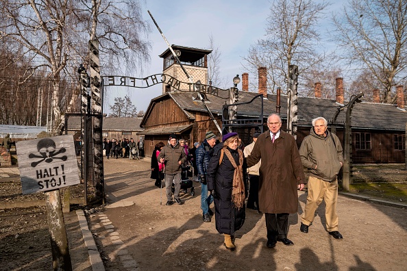 -Le président du Congrès juif mondial Ronald Lauder et des survivants de l'Holocauste franchissent la porte du camp d'extermination nazi d'Auschwitz-Birkenau à Oswiecim le 26 janvier 2020, un jour avant le 75e anniversaire de sa libération. Photo par Wojtek RADWANSKI / AFP via Getty Images.