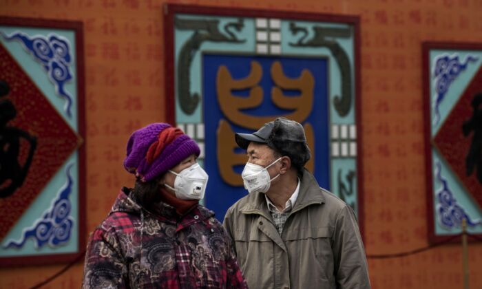 Un couple de Chinois porte des masques de protection pendant les vacances du Nouvel An chinois à Pékin, en Chine, le 26 janvier 2020. (Kevin Frayer/Getty Images)