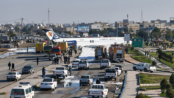 27 janvier 2020 à Bandar-e Mahshahr, dans le sud-ouest de l'Iran, un avion McDonnell Douglas MD-83 de Caspian Airlines a atterri sur une autoroute. Aucune victime n'a été signalée selon la télévision d'État. (Photo de MOSTAFA GHOLAMNEZAD / ISNA / AFP via Getty Images.)