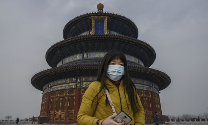 PÉKIN, CHINE - 27 JANVIER : Une visiteuse chinoise porte un masque de protection alors qu'elle visite le terrain du Temple du Ciel, qui est resté ouvert pendant la fête du Nouvel An chinois et du Festival du printemps, le 27 janvier 2020 à Pékin, en Chine. (Photo par Kevin Frayer/Getty Images)