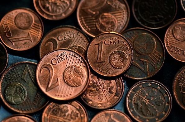 La Commission européenne aimerait faire disparaître les pièces de un et deux centimes d'euros de la circulation (INA FASSBENDER/AFP via Getty Images)