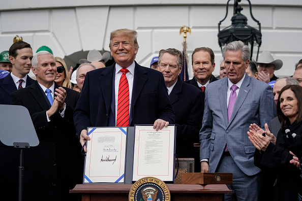 Le président américain Donald Trump se tient après la signature de l'accord commercial États-Unis-Mexique-Canada (USMCA) lors d'une cérémonie sur la pelouse de la Maison Blanche le 29 janvier 2020 à Washington, DC. (Photo : Drew Angerer/Getty Images)