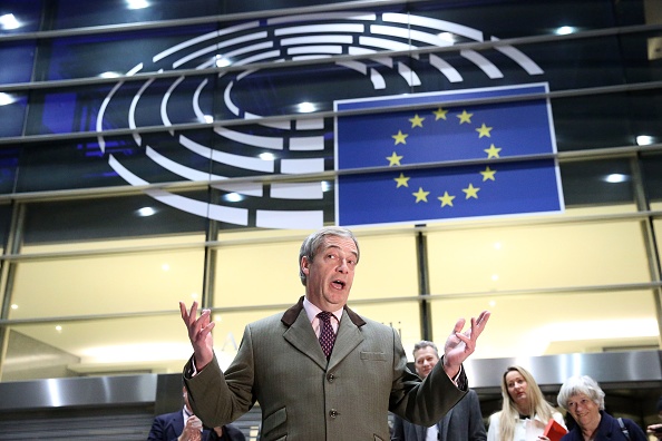 -Le chef du Parti Brexit et membre du Parlement européen Nigel Farage parle aux médias à la suite d'un vote historique pour l'accord sur le Brexit lors d'une session du Parlement européen qui ouvre la voie à un départ "ordonné" du Royaume-Uni de l'UE le 29 janvier 2020 à Bruxelles. Photo de Sean Gallup / Getty Images.