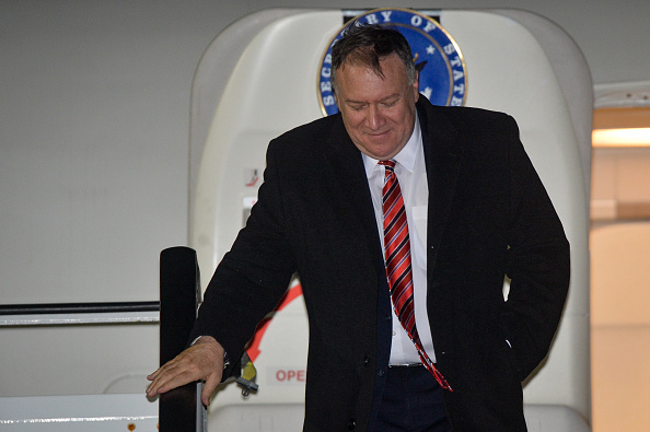Le secrétaire d'État américain Mike Pompeo arrive à l'aéroport de Stansted dans l'Essex le 29 janvier 2020 en Angleterre. Mike Pompeo est au Royaume-Uni pour des négociations commerciales avant sa sortie de l'Union européenne vendredi.(Photo : Jacob King - WPA Pool/Getty Images)