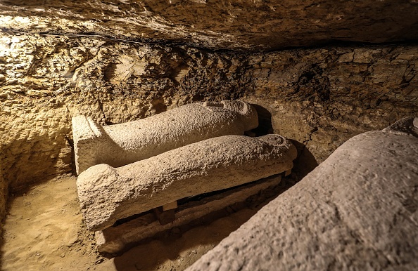  La mission archéologique d'Al-Ghoreifa à Minya en Égypte, a découvert 16 tombes remplies de 20 sarchophages, dont un sarcophage en bois du dieu du ciel Horus, a annoncé le ministère des Antiquités. (Photo : MOHAMED EL-SHAHED/AFP via Getty Images)