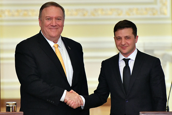 Le secrétaire d'État américain Mike Pompeo et le président ukrainien Volodymyr Zelensky se serrent la main alors qu'ils s'adressent aux médias après leur réunion à Kiev le 31 janvier 2020. (Photo : SERGEI SUPINSKY/AFP via Getty Images)