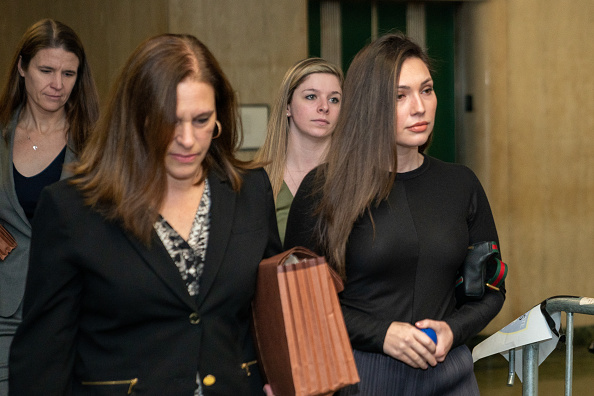 -Le témoin clé de l'accusation Jessica Mann arrive au tribunal correctionnel de Manhattan pour témoigner lors du procès pour agression sexuelle de Harvey Weinstein le 31 janvier 2020 à New York. Photo de David Dee Delgado / Getty Images.
