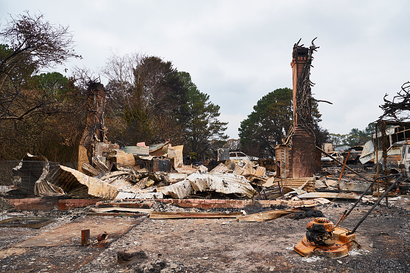 Une maison détruite par un incendie est prise en photo le 06 janvier 2020 à Wingello, en Australie. Des conditions plus fraîches et de faibles pluies ont soulagé les pompiers de la Nouvelle-Galles du Sud qui continuent de lutter contre les feux de brousse à travers l'État. (Photo : Brett Hemmings/Getty Images)
