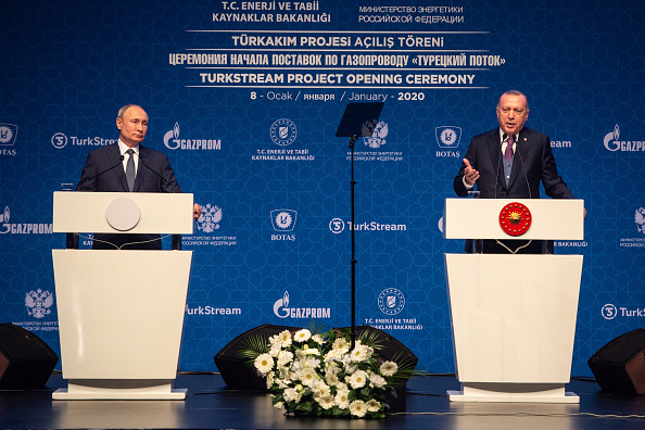 -Le président russe Vladimir Poutine et le président turc Recep Tayyip Erdogan parlent sur scène lors de la cérémonie d'ouverture du projet de gazoduc Turkstream le 08 janvier 2020 à Istanbul, Turquie. Photo de Burak Kara / Getty Images.
