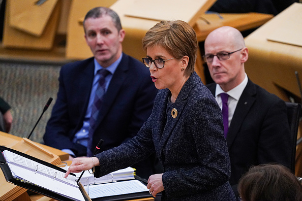 -La première ministre écossaise Nicola Sturgeon assiste aux questions du premier ministre au Parlement écossais le 9 janvier 2020 à Édimbourg, en Écosse. Photo de Jeff J Mitchell / Getty Images.