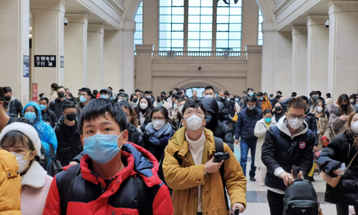 Des voyageurs à la gare de Hankou à Wuhan le 22 janvier 2020 (Photo by Xiaolu Chu/Getty Images)
