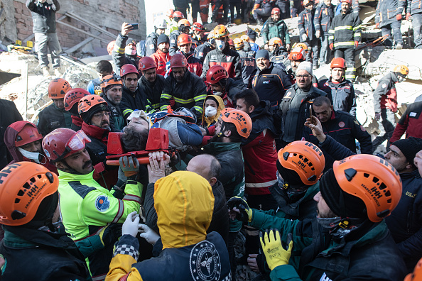 -Des secouristes transportent un survivant sur le site d'un bâtiment effondré 17 heures après le tremblement de terre du 25 janvier 2020 à Elazig, en Turquie. Photo de Burak Kara / Getty Images.