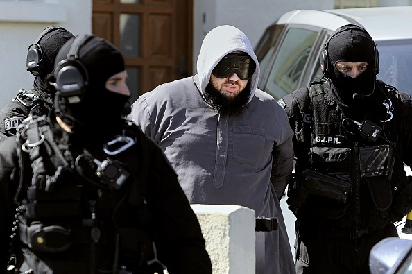Des membres du Groupe d'intervention de la police nationale (GIPN) arrêtent le leader du groupe radical islamique Forsane Alizza, Mohamed Achamlane, près de Nantes, le 30 mars 2012.  (Photo : JEAN-SEBASTIEN EVRARD/AFP via Getty Images)