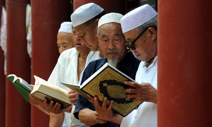 Les musulmans chinois lisent le Coran dans une mosquée de Tancheng, dans la province du Shandong (est de la Chine), au début du mois sacré du Ramadan, le 30 juin 2014. - / AFP via Getty Images)
