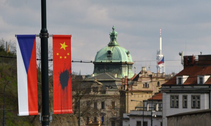 Un drapeau tchèque est accroché à côté d'un drapeau chinois éclaboussé d'une substance noire, à Prague (République tchèque), le 26 mars 2016. (MICHAL CIZEK / AFP via Getty Images)