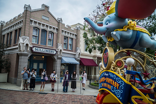 -Les visiteurs regardent un défilé à Disneyland Hong Kong, « le parc Disneyland de Hong Kong sera fermé par égard pour la santé et la sécurité de nos visiteurs et de notre personnel » ont annoncé les autorités. Photo de Lam Yik Fei / Getty Images.
